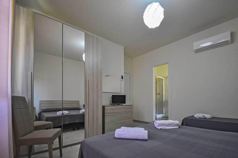 Bedroom 4, Hotel la pineta, Massa Carrara
