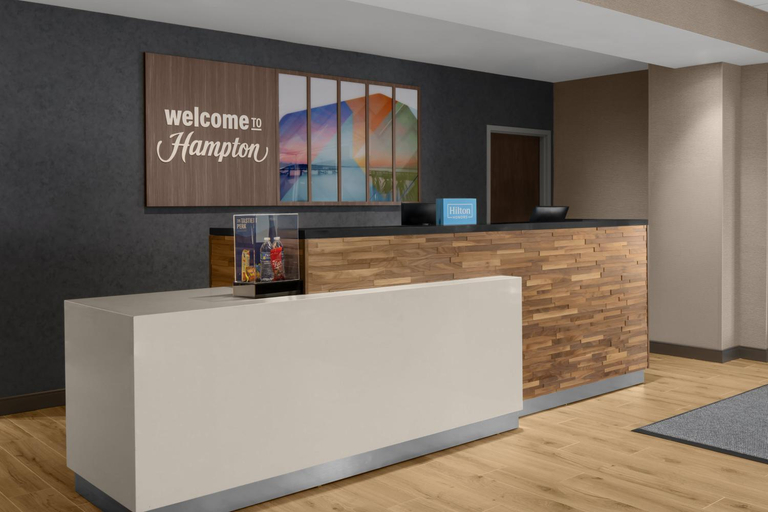 Public Area, Hampton Inn & Suites By Hilton Long Island Farmingdale, Suffolk