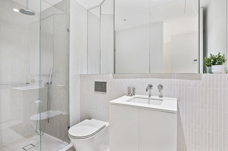 Bathroom 3, Spacious Modern Apartment With Pool & Gym Access, Melbourne