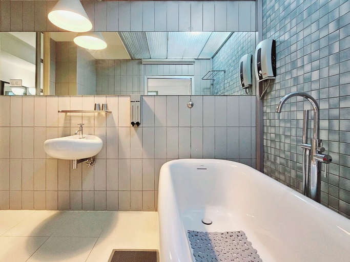Bathroom 2, Somewhere to Escape - Hometel, Bang Rak
