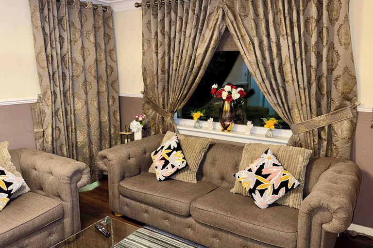 Living area 4, 2 Bedroom Apartment - Sleeps 4, Free Parking, Wifi, Glasgow