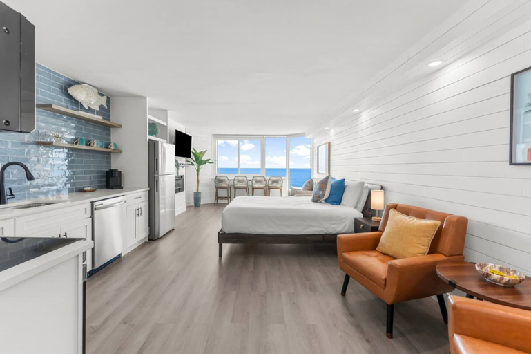 Room 2, Renovated Beach Front Ocean View Condo TOG 723, Bay