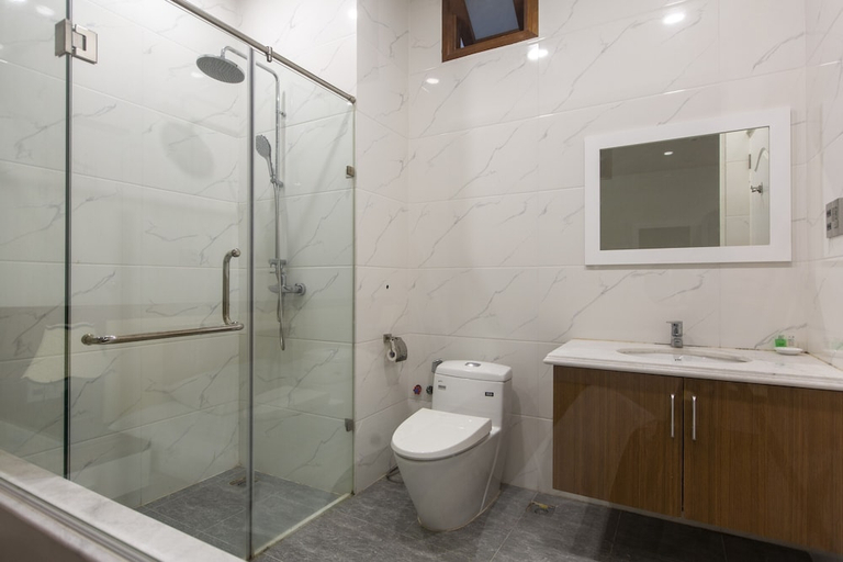 Bathroom 4, Hoang Hung Hotel, Ho Chi Minh City