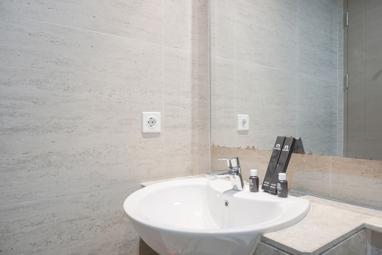 Bathroom 4, Exclusive Studio At Gold Coast Apartment, Jakarta Utara