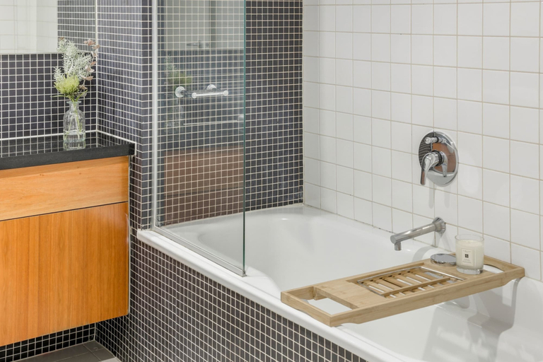 Bathroom 5, Executive Unit With Pool and Gym Near Riverfront, Melbourne