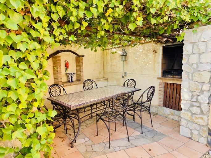 3, Charming villa with private garden, Alicante