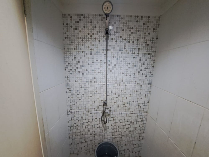 Bathroom 4, Capital O 93961 Apartement Sentraland By Helen, Karawang