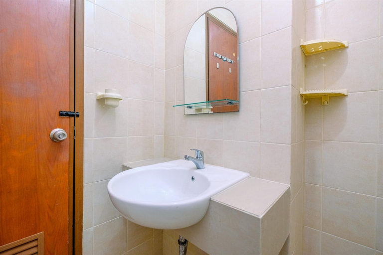 Bathroom 2, Simply Look Studio Room At Maple Park Sunter Apartment, Jakarta Utara