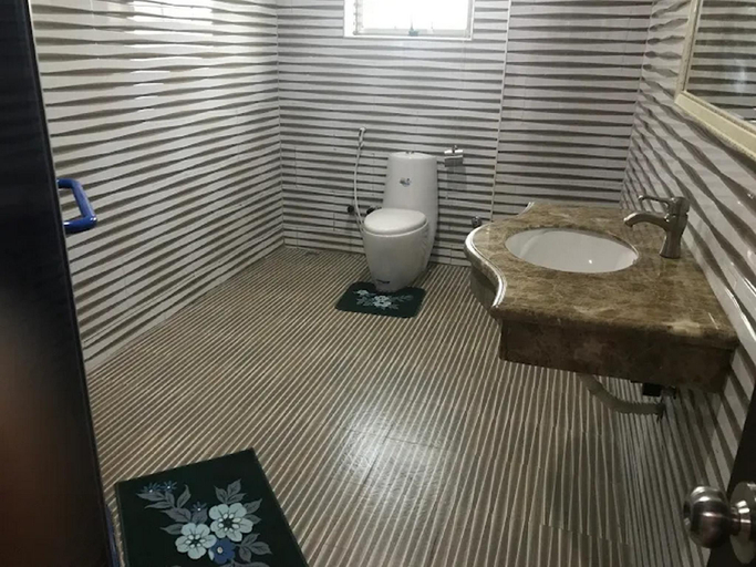 Bathroom 3, Chilla Luxury Suites, Fagge