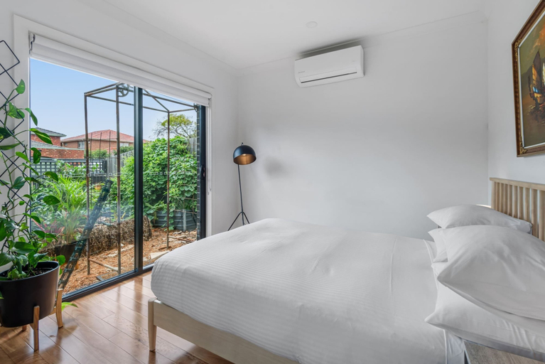 Room 2, Charming Retro Townhouse in Vibrant Coburg, Melbourne