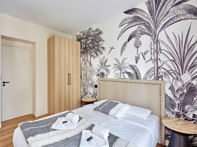 5, Elegant and modern apartment  Eiffel Tower, Paris