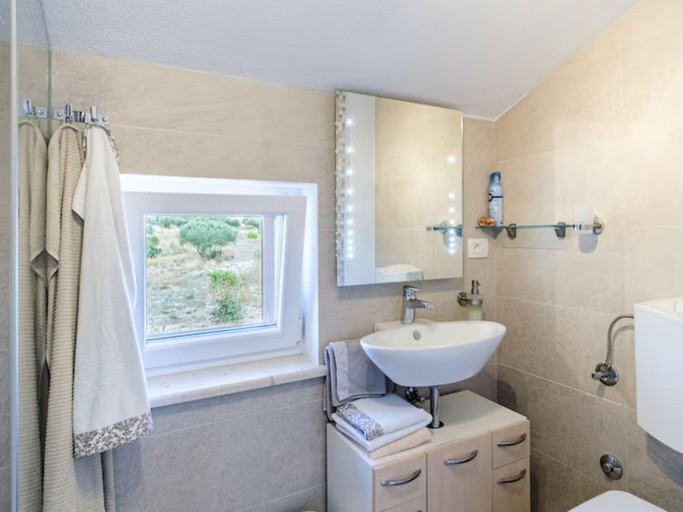 Bathroom 4, Holiday Home House of the Sun, Sutivan