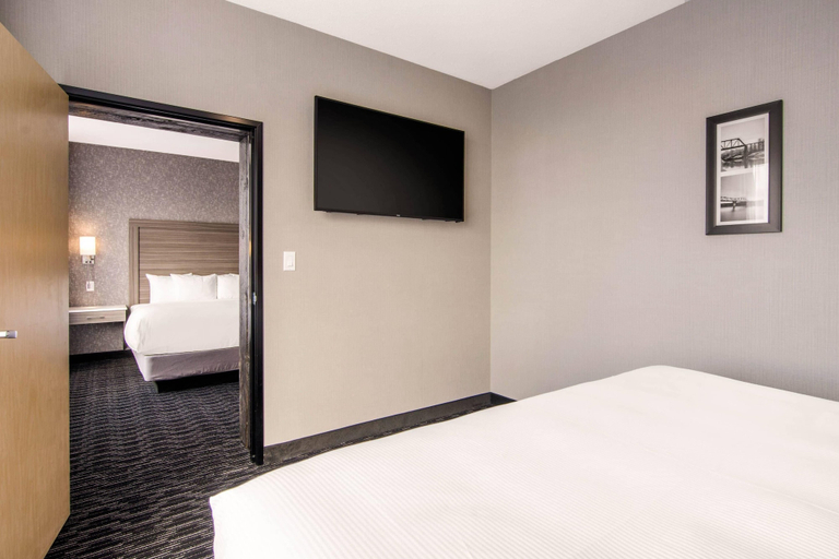 Bedroom 2, Comfort Inn & Suites, Division No. 16