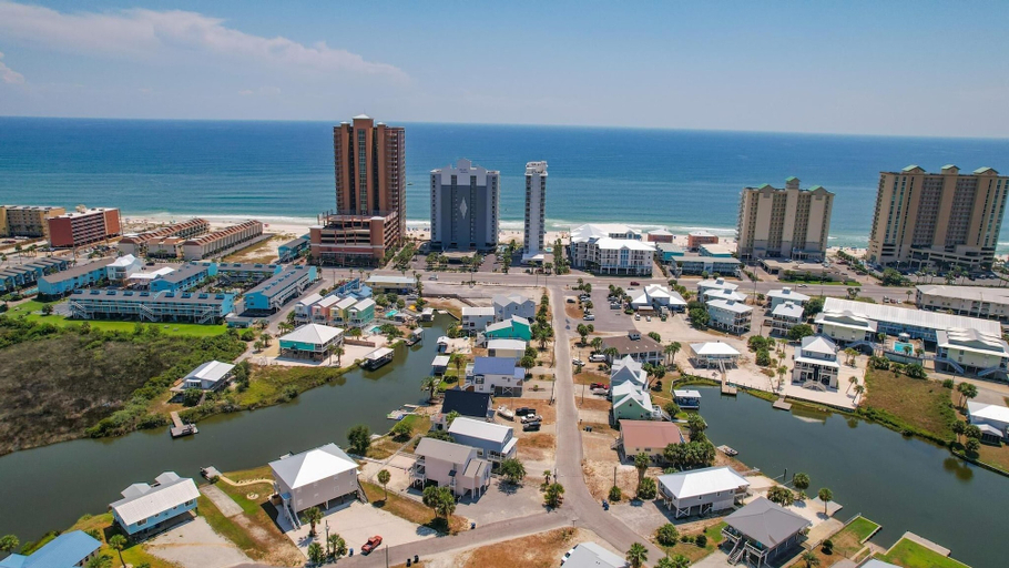 Aerial view 4, 214 Shoreland, Baldwin