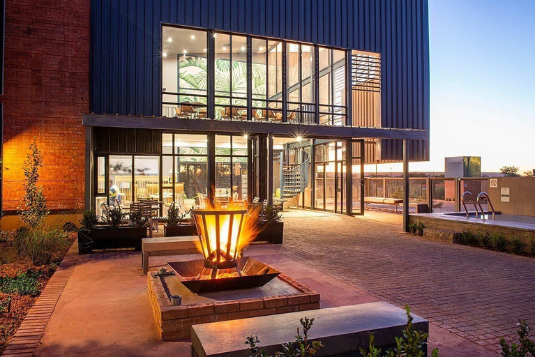 Exterior & Views