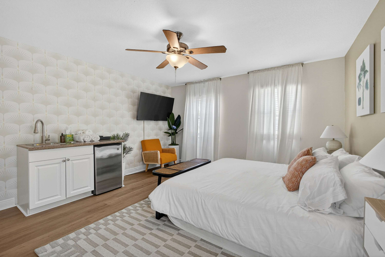 Room 2, Luxury Meets Paradise Family-friendly 4BR w Pool, Palm Beach