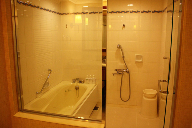 Bathroom 5, Nikko Alivila, Yomitan