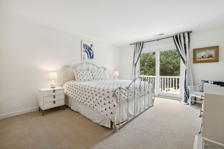 Room 5, Hellenic Haven 6 Bedroom Home, Georgetown
