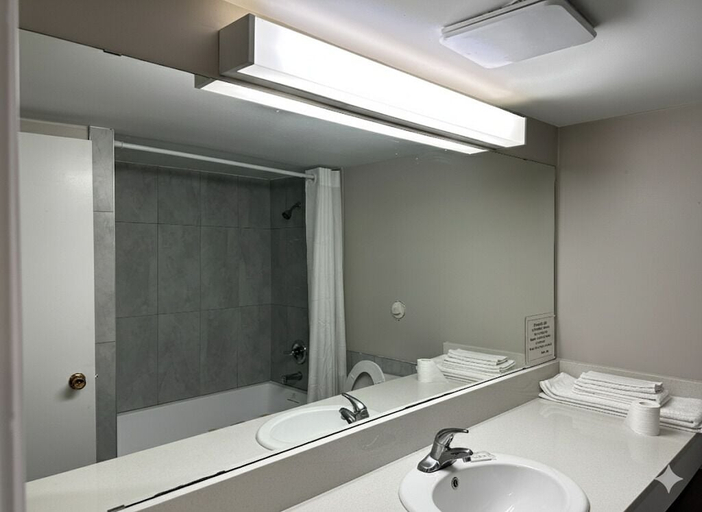 Bathroom 4, Park Inn by Radisson, Quesnel, Cariboo