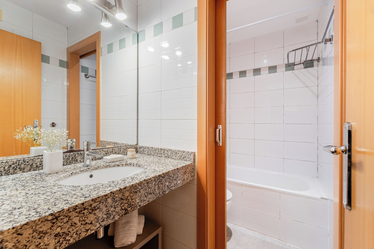 Bathroom 4, Aspasios Plaza Real Apartments, Barcelona