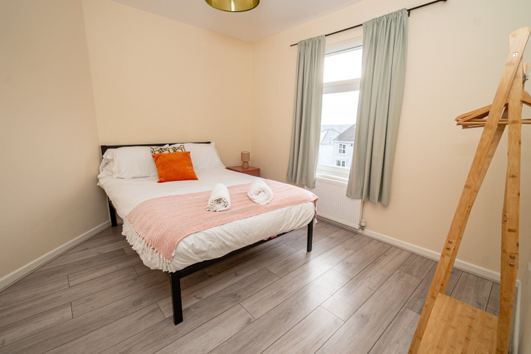 Room 3, Family & Group Stay 5-bed Home, Parking, Swansea