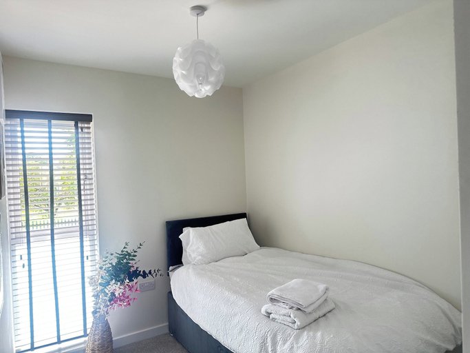 Room 4, 4 Bed House - Sleeps 7 - Pets - Parking - Wifi, Wolverhampton