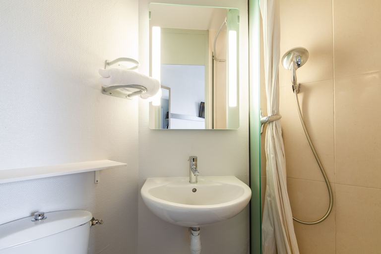 Bathroom 3, B&B HOTEL Evry Lisses (1), Essonne