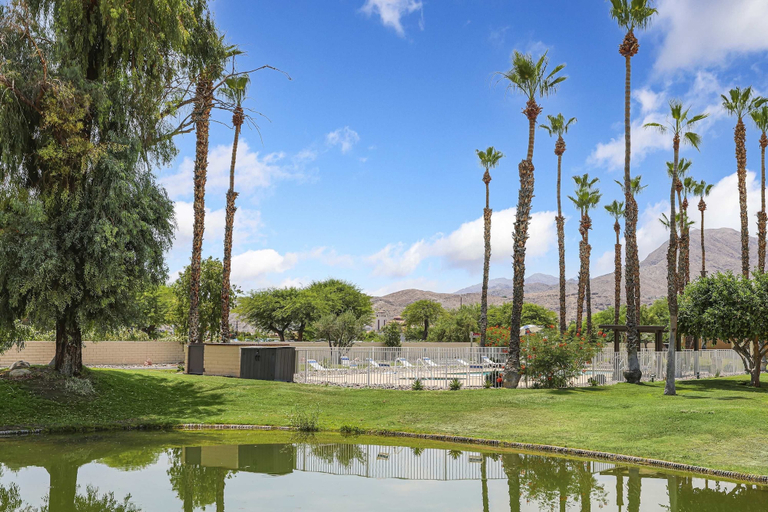 Room 2, Spacious Single-story Condo With Golf Course Views, Riverside
