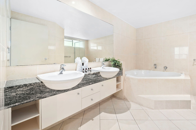 Bathroom 3, Arlington Apartments, Cairns