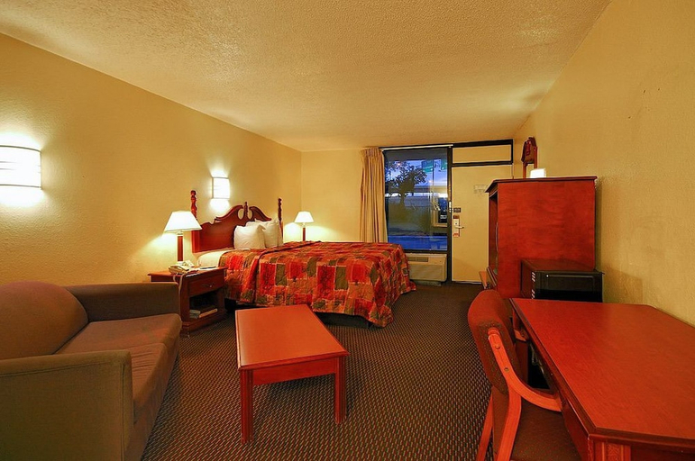 Bedroom 2, Super 6 Inn & Suites, Escambia