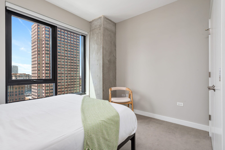 Room 4, River North 2BR High Ceilings Comfort, Cook