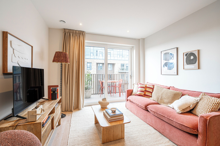 Room 2, Stylish One-bedroom Haven, London