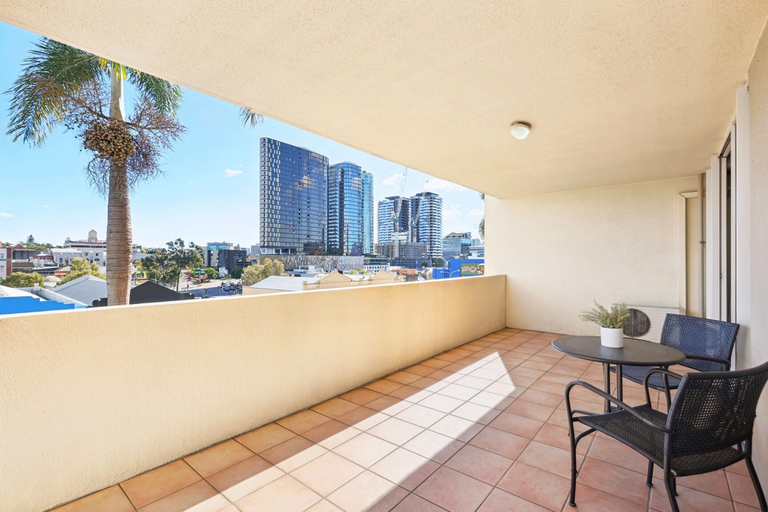 Balcony, Inner-city 1-bed With Pool & Spa, Fortitude Valley
