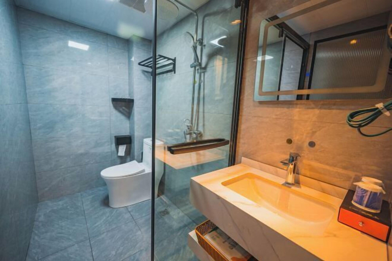 Bathroom 4, Shennongjia Zailu Hotel (Dajiuhu Pingqian Ancient Town), Shennongjia