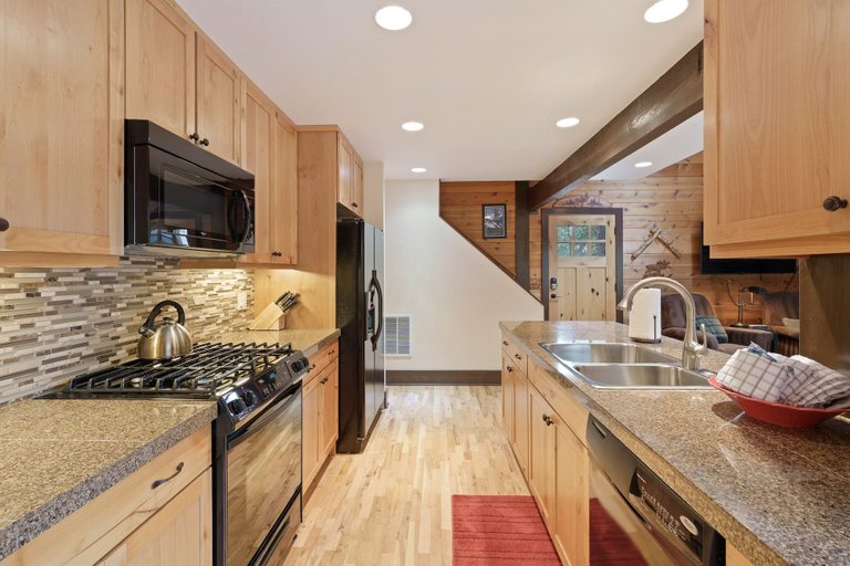 Private kitchen 3, Pole House 10 2 Bedroom Cabin, Deschutes