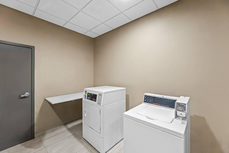 Bathroom 3, Quality Inn - Pratt, Pratt
