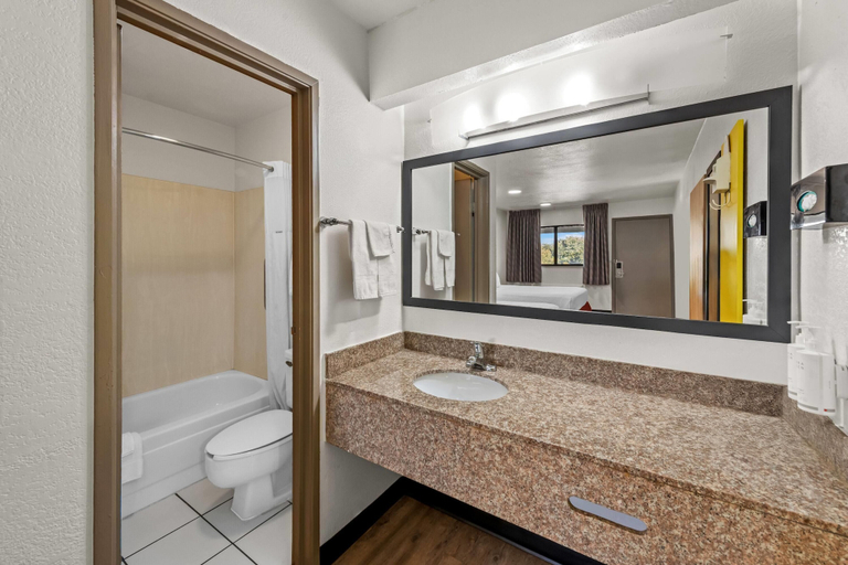 Bathroom 4, Days Inn by Wyndham Independence, Kansas City