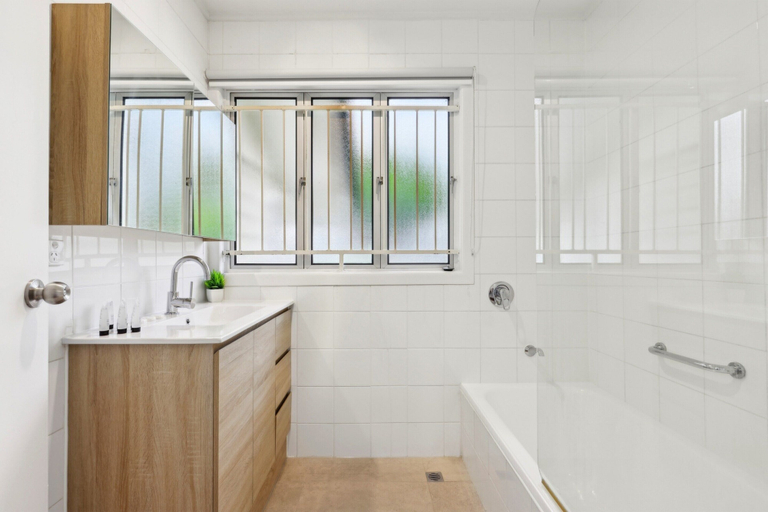 Bathroom, Spacious 3-bed Home in Morningside With Backyard, Morningside