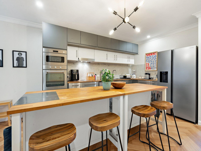 3, Bed Apartment in Holiday Style Resort with Pool, Canberra