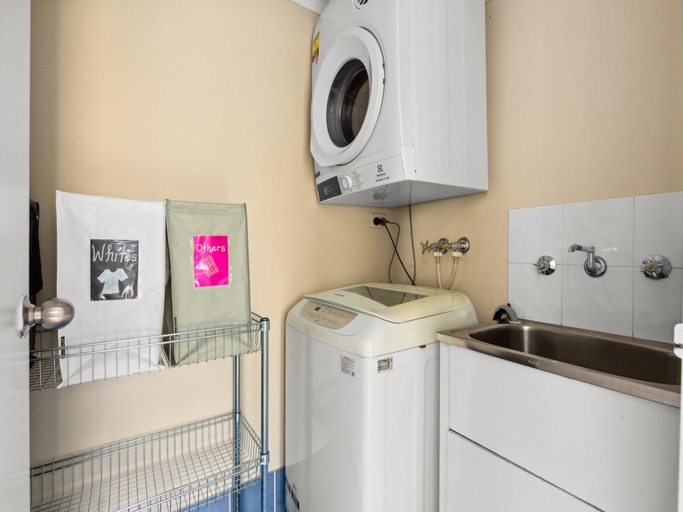 5, Spacious 2-Bed Apartment Near Parramatta CBD, Sydney
