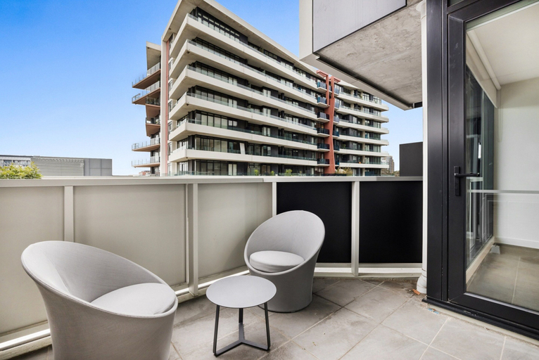 Balcony 2, Stay Near Botanic Garden With Gym, Sauna & Parking, Melbourne