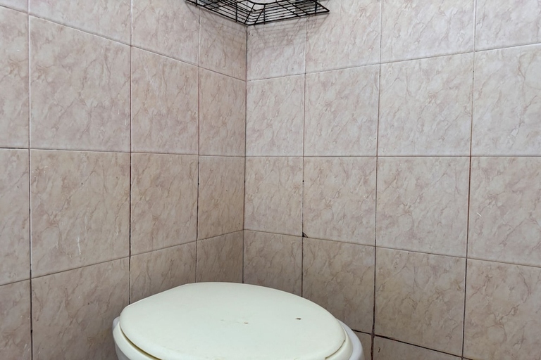Bathroom, Hotel O Kost Btnompo Near SDI Bontosallang, Gowa