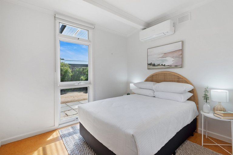 Bedroom 5, Spacious Coastal 4-bed Steps From the Sand, Melbourne