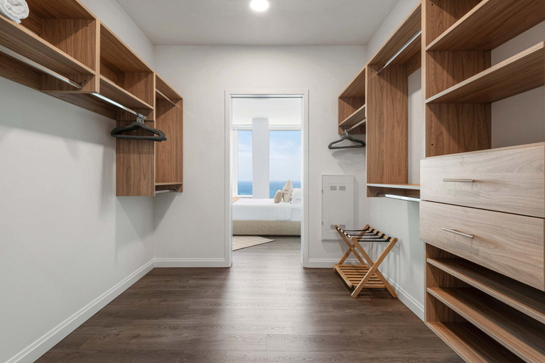 Room 5, Lux 67fl Apt Lake Views Top Residential Sky Deck, Cook