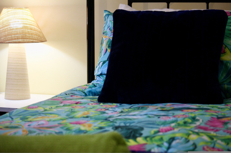 Room 3, Lakeside Getaway - 4BR Jetty Wi-fi Waterfront, Victor Harbor