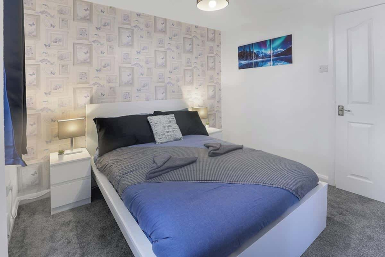 Room 5, Spacious 4 Bedroom House With Parking, Gateshead