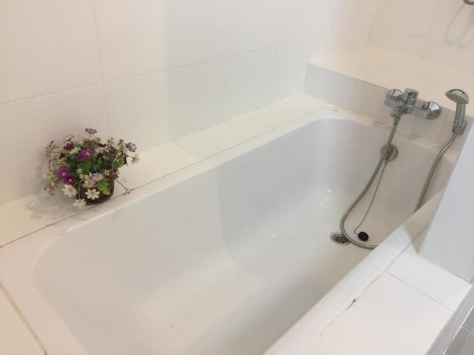 Bathroom, Amonruk Hotel 2, Muang Phrae