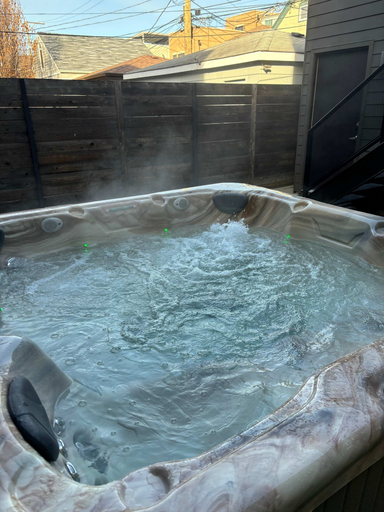 Room 4, Stunning 5BR Home With 2 Rooftops Sauna Hot Tub, Cook