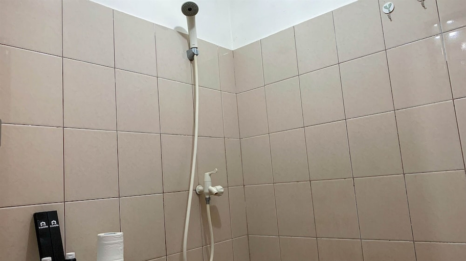 Bathroom 3, Cozy And Tidy Studio At Tifolia Apartment, Jakarta Timur