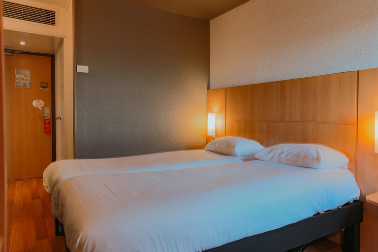 Bedroom 3, ibis Marseille Provence Aeroport, Bouches-du-Rhône
